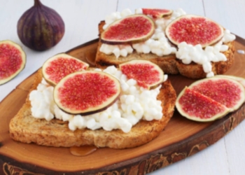 Desayuno saludable. Tostada de requesón, higos y semillas de sésamo