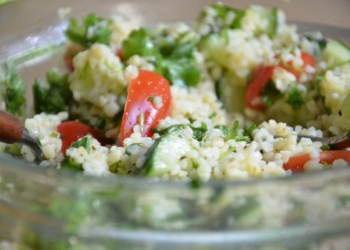 Ensalada de cous-cous, mango y menta.