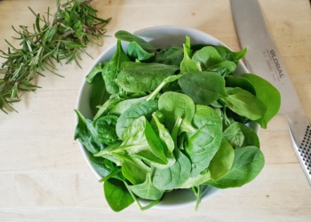 Ensalada de espinacas, setas y pera salteada.