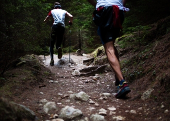 Correr con bastones de trail running