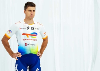 Peter Sagan arregla un pinchazo a un globero