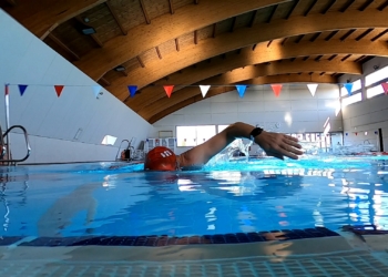 Hidratarse en una piscina municipal