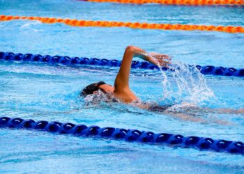 Cómo hacer que tus ejercicios de natación sean más desafiantes y menos aburridos