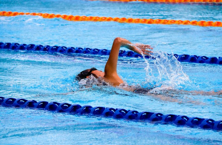 Cómo hacer que tus ejercicios de natación sean más desafiantes y menos aburridos