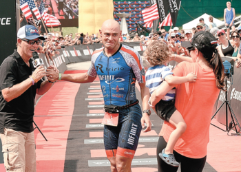 Mike Reilly  voz de «You are an Ironman!» se jubila