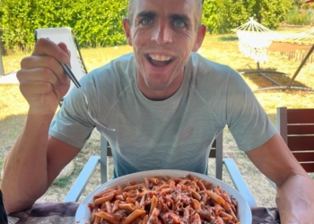 Así distribuye Sam Long las 7,035 Kcal que ingiere al día