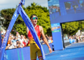 David Cantero remonta con una exhibición en la carrera a pie y conquista la Copa de Europa de Triatlón en Quarteira 2025