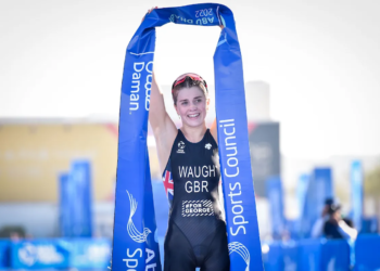 Kate Waugh gana el T100 Singapur 2025 en condiciones extremas