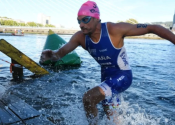 Raña desafía el tiempo: vence en el Triatlón de Huelva años después de su adiós