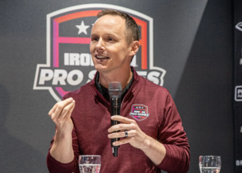 Scott DeRue, CEO de IRONMAN, asiste a Challenge Roth en señal de acercamiento histórico