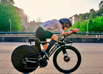 Carolina Ortuño firma la segunda mejor maratón en IRONMAN Vitoria, donde Julie Derron fue imparable
