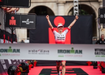 Carolina Ortuño firma la segunda mejor maratón en IRONMAN Vitoria, donde Julie Derron fue imparable