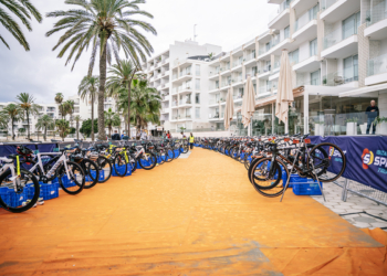 La segunda edición del Ibiza Sprint Triathlon confirma su éxito de convocatoria