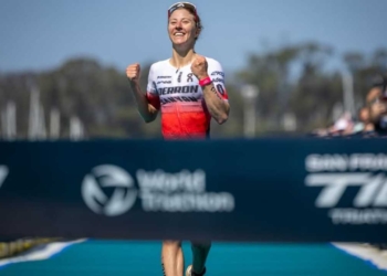 Victoria de autoridad para Julie Derron en T100 Dubái