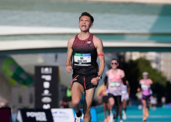 Las reacciones de Mo Farah, Kipchoge y Kilian Jornet al 2:06:38 de Alex Yee en Valencia