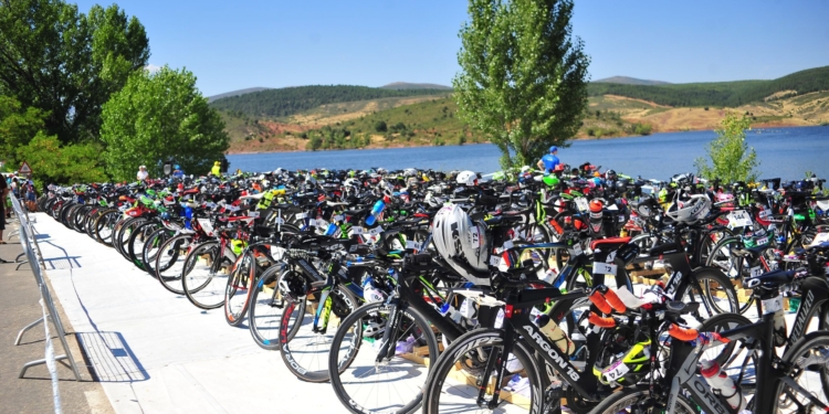 El Triatlón de Pálmaces dice adiós tras más de 30 años de historia