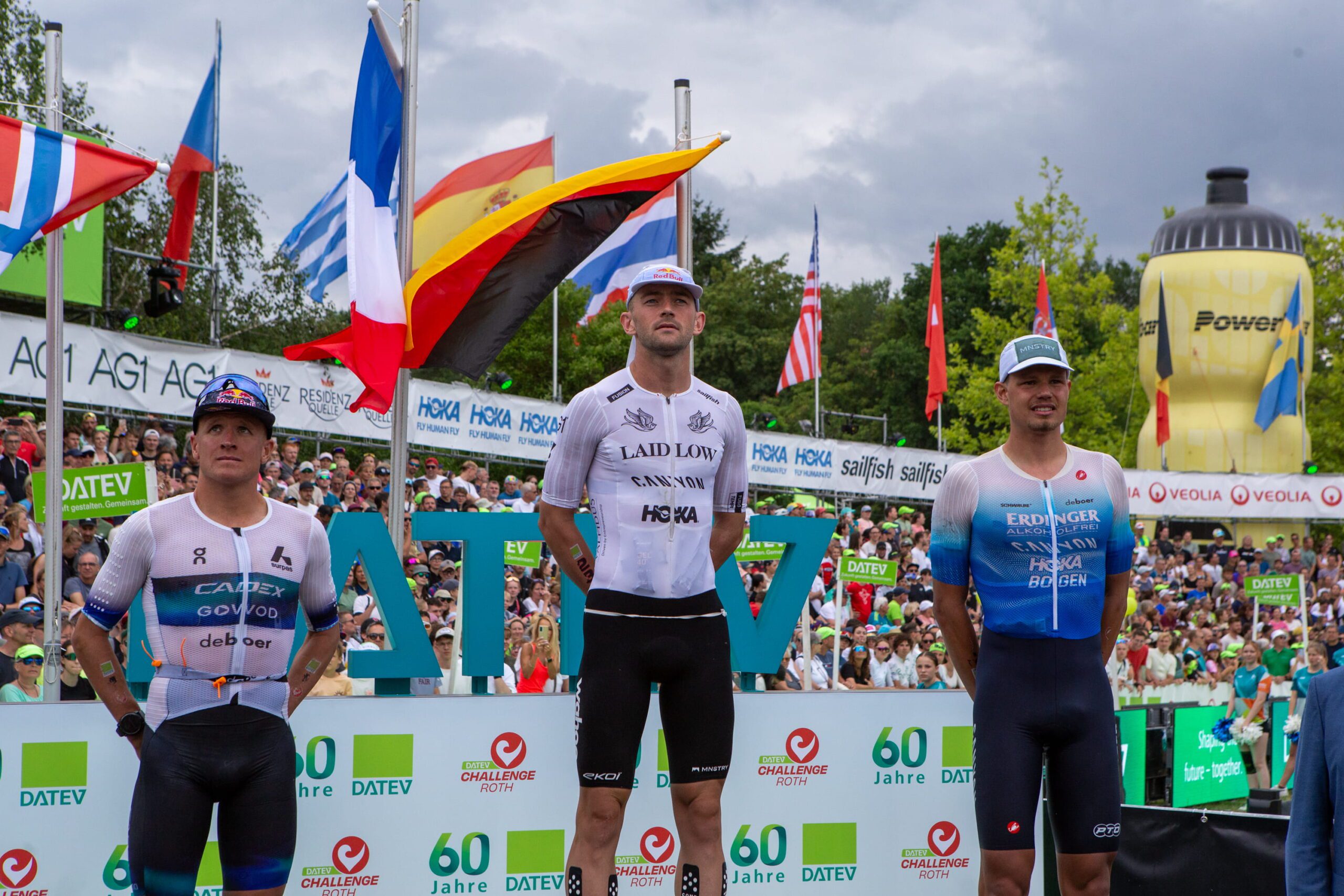 Podio masculino de Challenge Roth 2026 con Sam Laidlow, Kristian Blummenfelt y Rico Bogen
