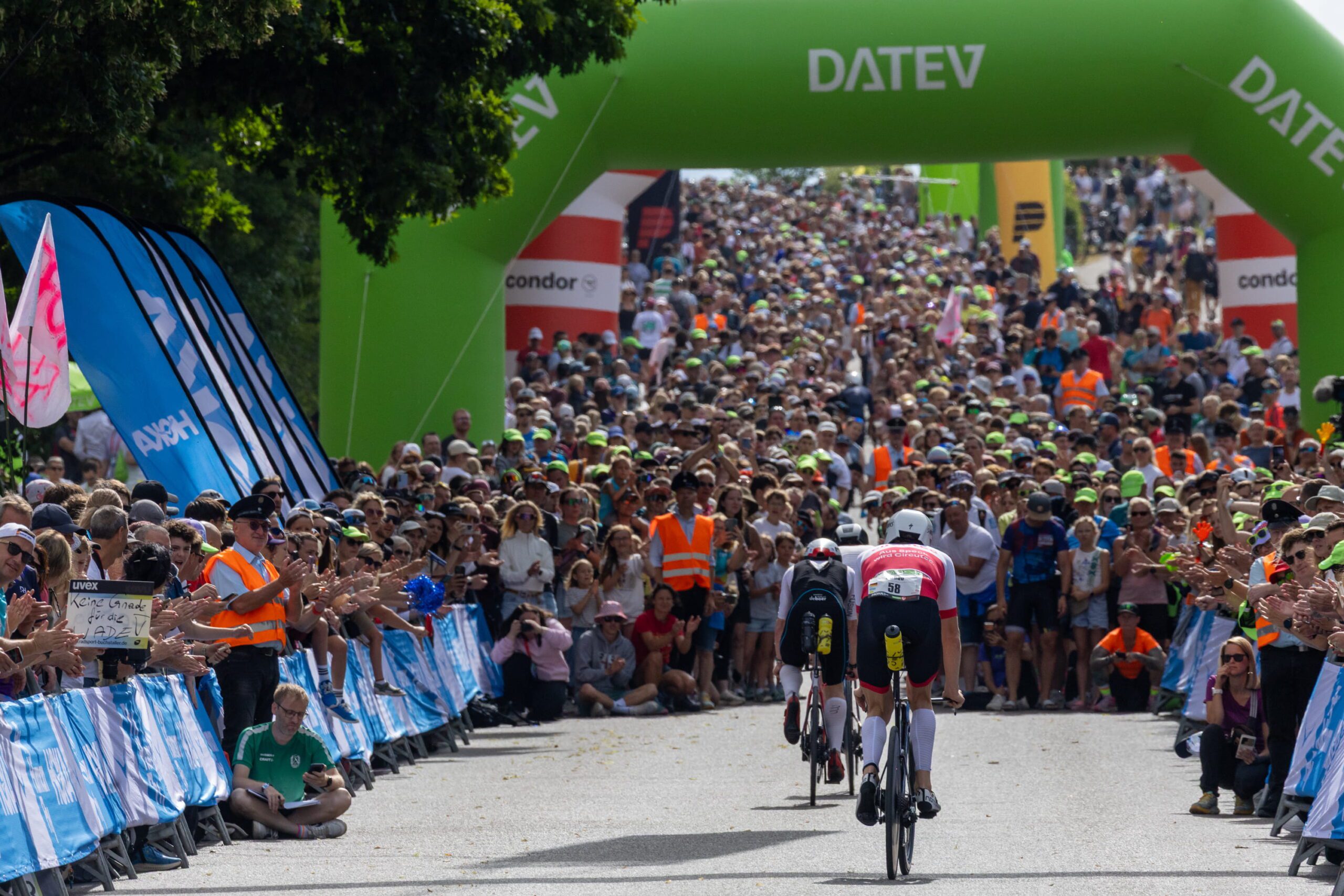 Sector ciclista de Challenge Roth con el público en Solarer Berg