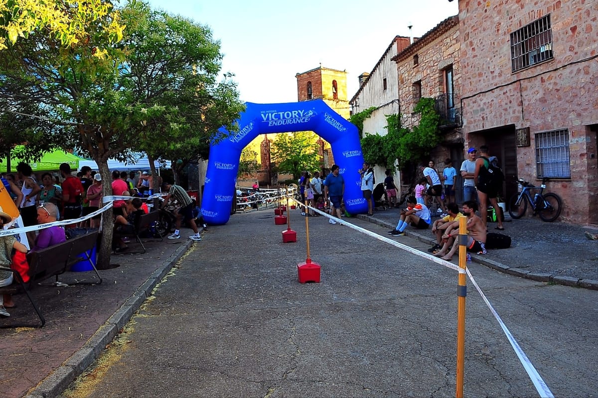 Vista de la línea de meta del Triatlón de Pálmaces
