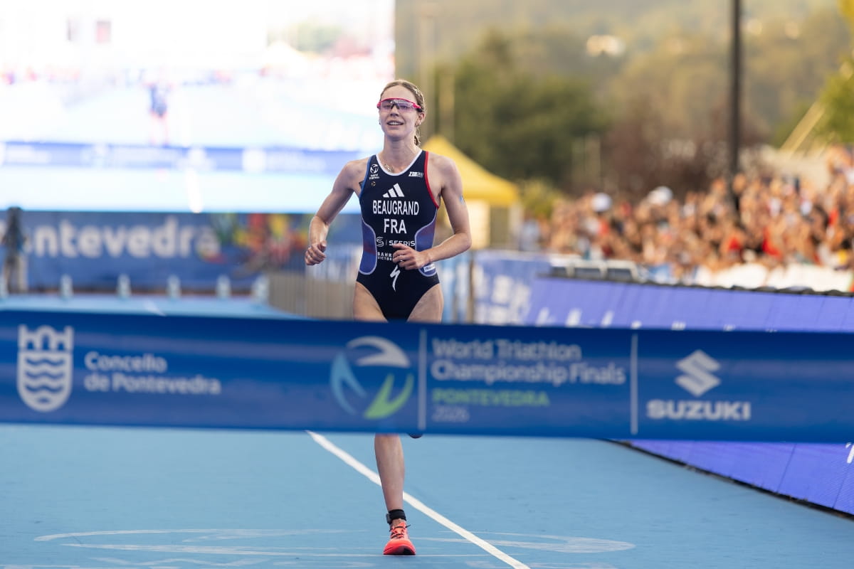 Cassandre Beaugrand entrando a meta en el Mundial de Triatlón de Pontevedra 2026