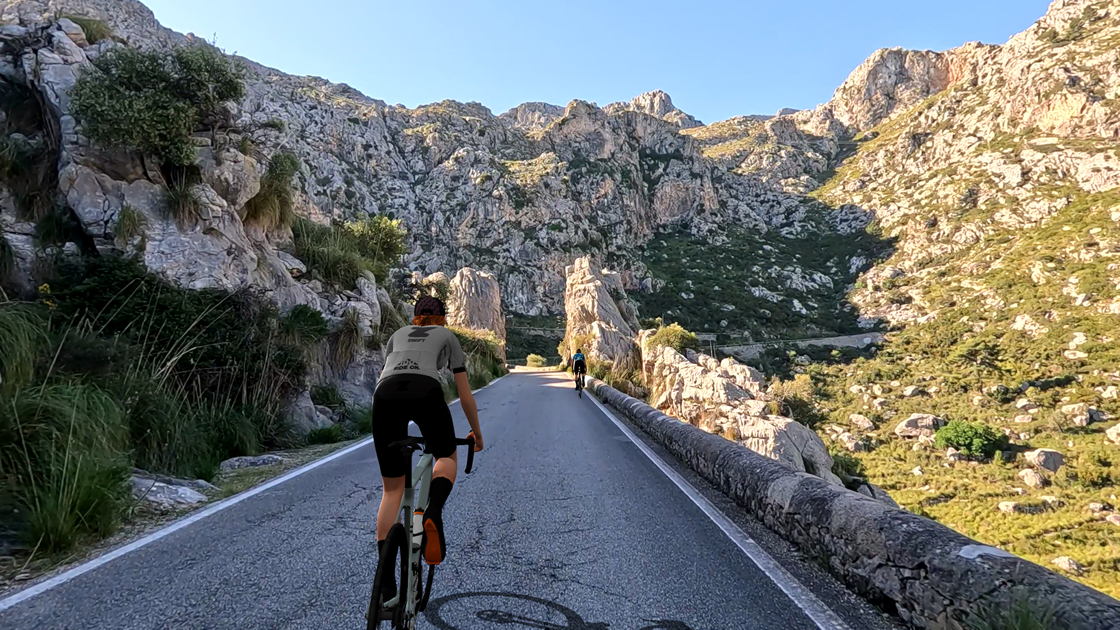 Zwift Plus permite pedalear por carreteras reales grabadas en vídeo de alta definición