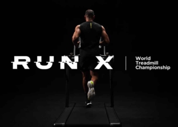 Corredor disputando un 5K en cinta dentro del campeonato mundial RUN X de World Athletics