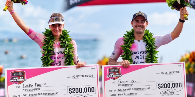 Triatletas profesionales compitiendo en una prueba IRONMAN con referencia al reparto de premios de 2027