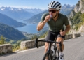 Ciclista realizando un test metabólico con máscara respiratoria para medir la oxidación de carbohidratos durante el ejercicio