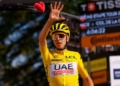Ciclista de élite durante una evaluación cardiológica con representación del corazón del atleta