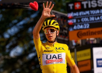 Ciclista de élite durante una evaluación cardiológica con representación del corazón del atleta