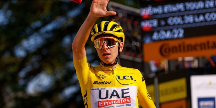Ciclista de élite durante una evaluación cardiológica con representación del corazón del atleta