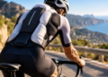 El airbag para ciclistas ya se vende: 500 g, nueve sensores y despliegue en 100 ms. La UCI estudia cómo permitir esta tecnología en competición.