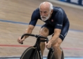 Ciclista veterano entrenando en velódromo como ejemplo de rendimiento y envejecimiento deportivo