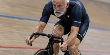 Ciclista veterano entrenando en velódromo como ejemplo de rendimiento y envejecimiento deportivo