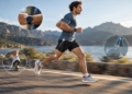 Corredor consultando métricas de cadencia y dinámica de carrera en un reloj deportivo durante un entrenamiento