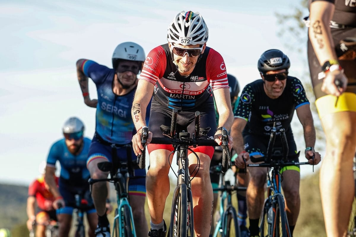Grupo de triatletas de Grupos de Edad durante el segmento ciclista