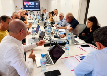 Fetri Reunión híbrida en sala de juntas