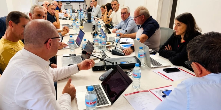 Fetri Reunión híbrida en sala de juntas