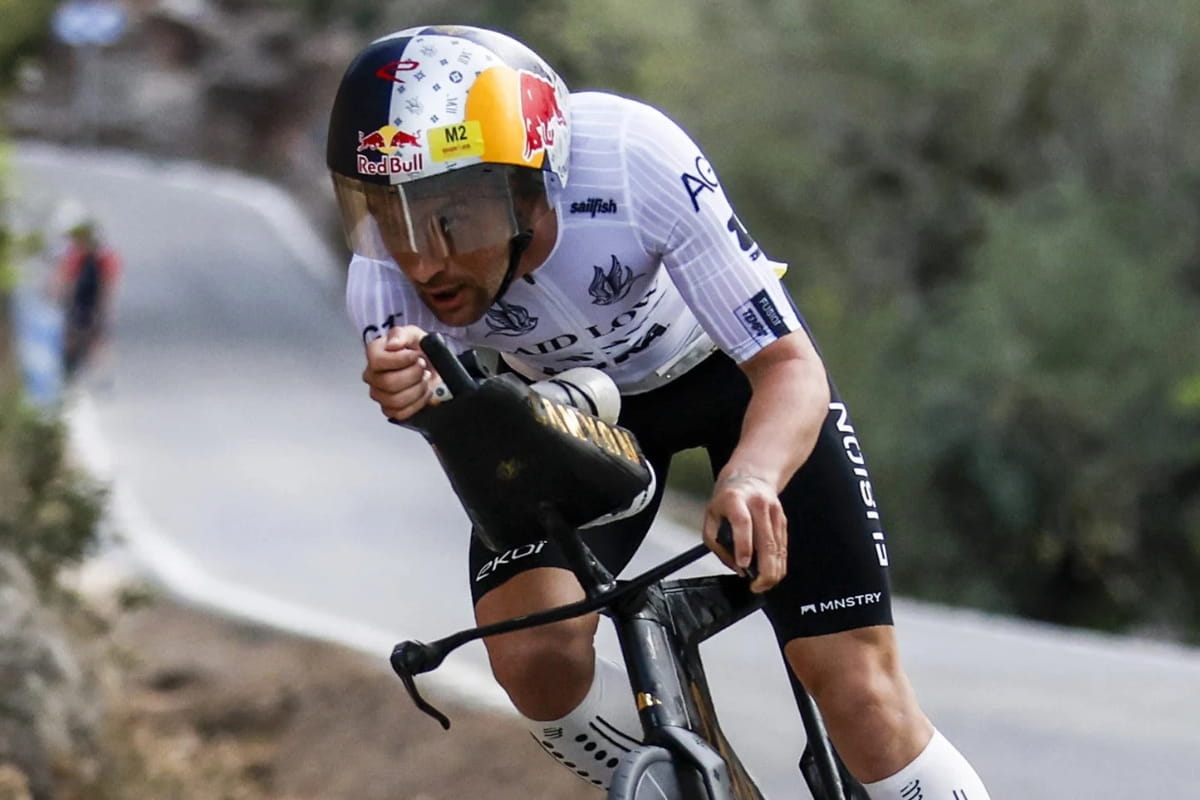 Sam Laidlow compitiendo en bicicleta durante el IRONMAN 70.3 Valencia