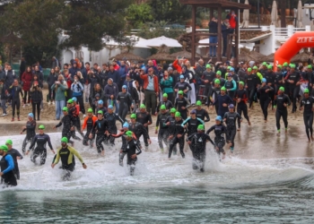 Triatletas compitiendo en TOTALTRI Mallorca, que en 2027 estrenará recorrido en Capdepera y Cala Rajada