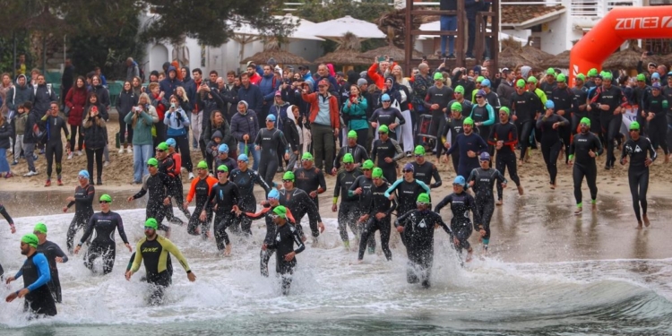 Triatletas compitiendo en TOTALTRI Mallorca, que en 2027 estrenará recorrido en Capdepera y Cala Rajada