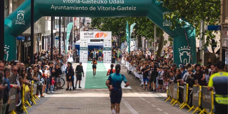 Triatletas compitiendo en vi half gasteiz, prueba de media distancia en Vitoria-Gasteiz